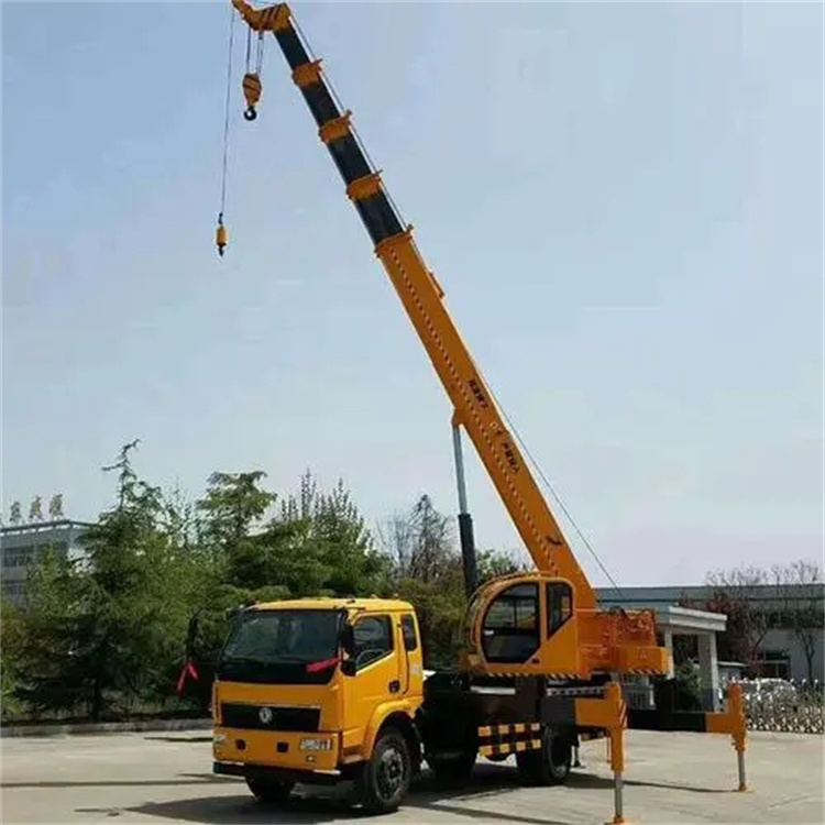 海珠钢筋笼入孔时,由吊车采用单点起吊